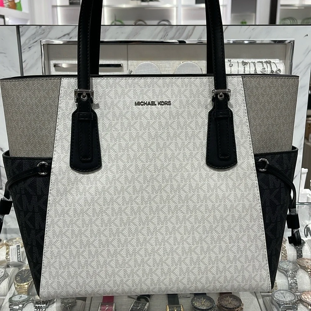 Michael Kors Voyager Large Color-Block Signature Logo Tote Bag
Optic White Mult - Picture 15 of 16